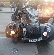 Πολυτελές αυτοκίνητο καρφώθηκε σε κολώνα στο κέντρο της Λάρισας - Τραυματίστηκε ο οδηγός 